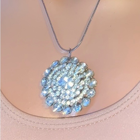 Vintage, crystal rhinestone necklace cluster with 18” snake chain silver tone - Picture 2 of 7